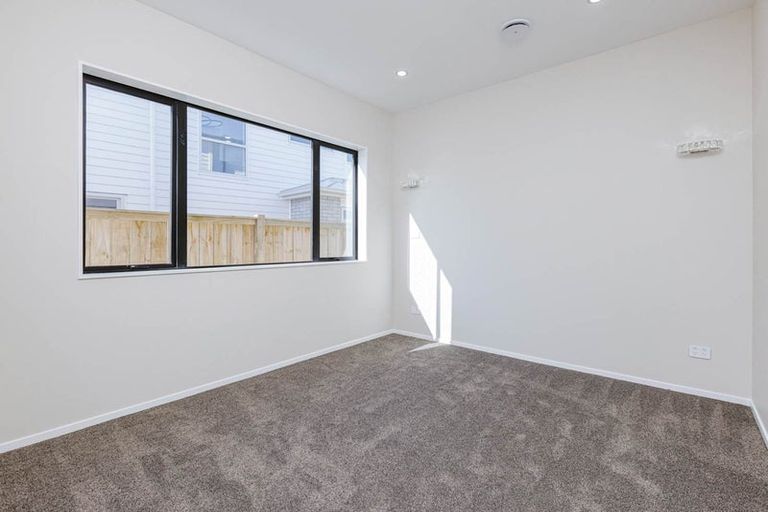 Photo of property in 1 Whata Street, Clarks Beach, 2122