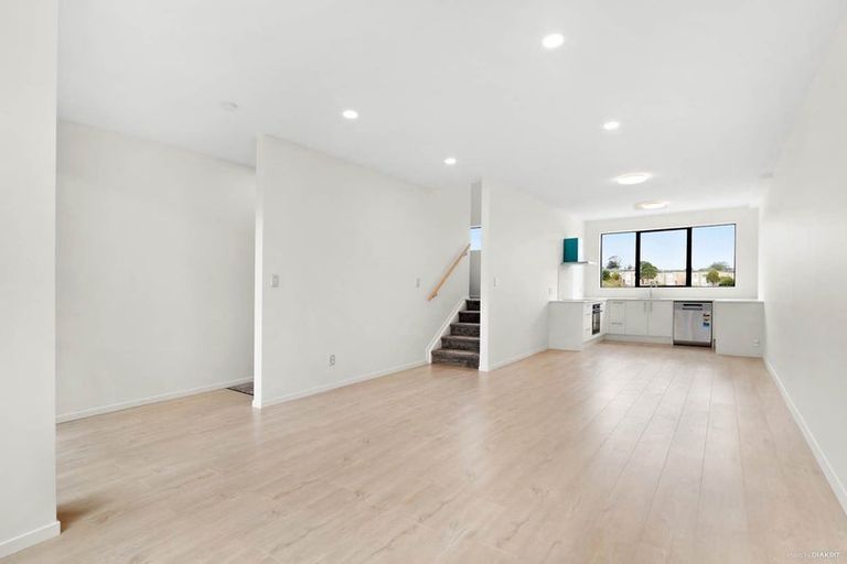 Photo of property in 40 Bloom Crescent, Sunnyvale, Auckland, 0612