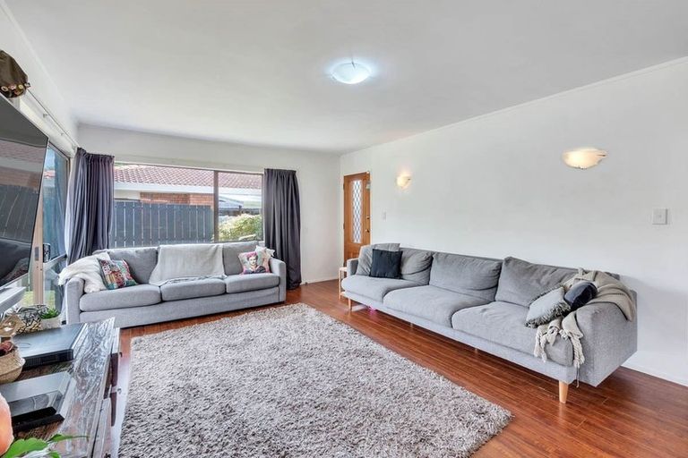 Photo of property in 3/98 Roberts Road, Te Atatu South, Auckland, 0610