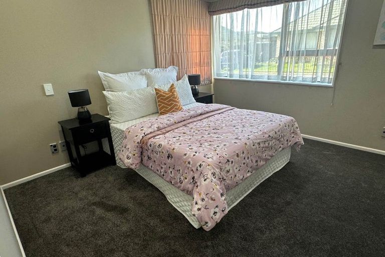 Photo of property in 70 Manuroa Road, Takanini, 2112