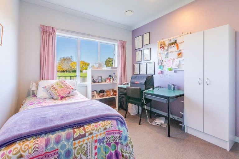 Photo of property in 32 Heynes Place, Clive, 4102