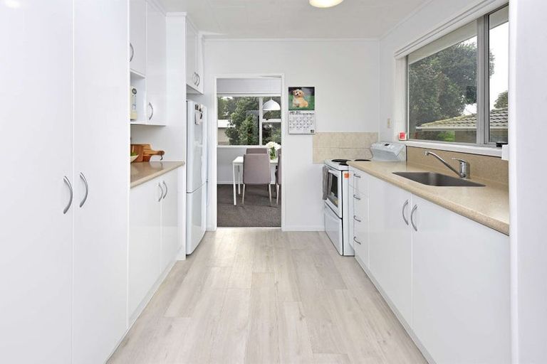 Photo of property in 16 Temuri Place, Glendene, Auckland, 0602