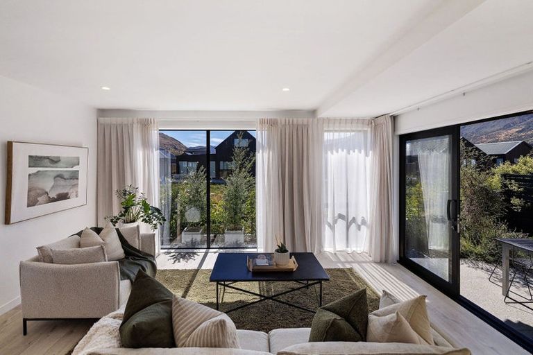 Photo of property in 18 Chapman Way, Jacks Point, 9371