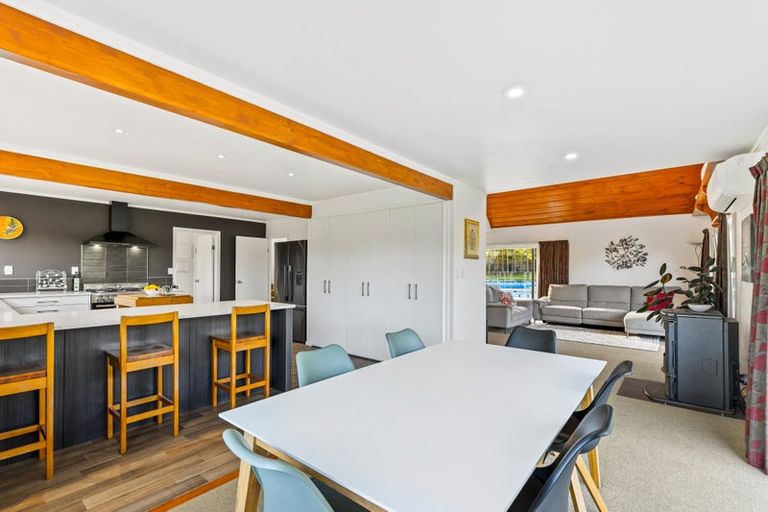 Photo of property in 15a Whangaparaoa Road, Red Beach, 0932