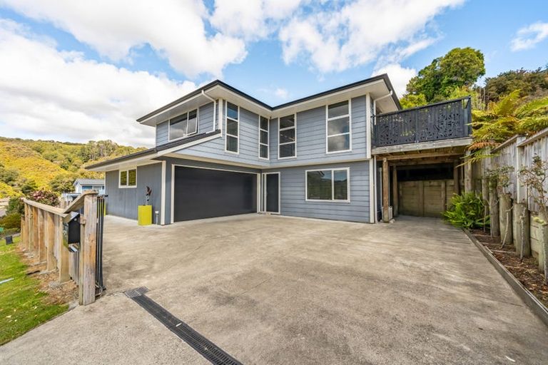 Photo of property in 32 King Charles Drive, Kingsley Heights, Upper Hutt, 5018