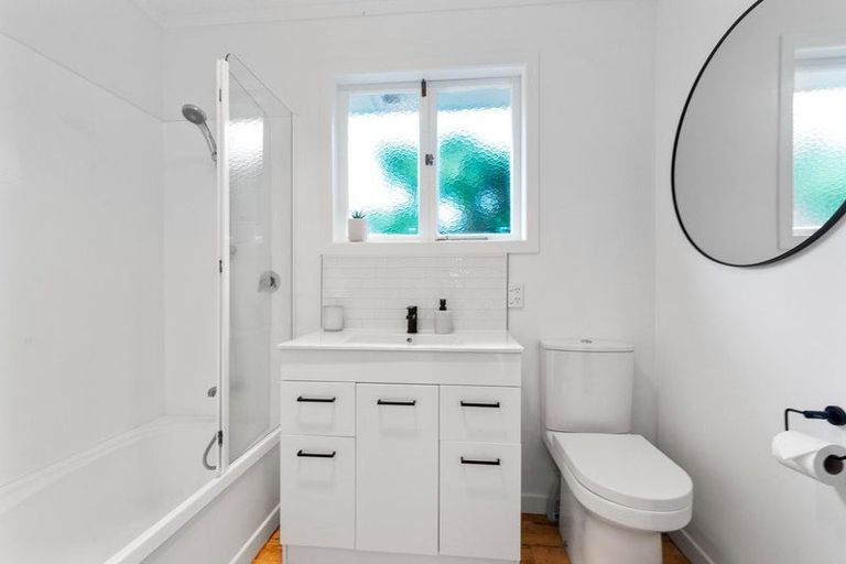 Photo of property in 86 Taikata Road, Te Atatu Peninsula, Auckland, 0610