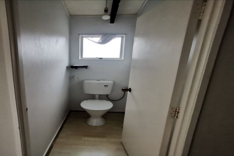 Photo of property in 2/18 Craigbank Avenue, New Lynn, Auckland, 0600