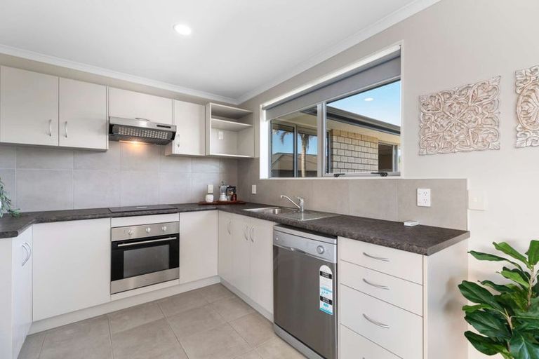 Photo of property in 16 Ripple Grove, Waiuku, 2123