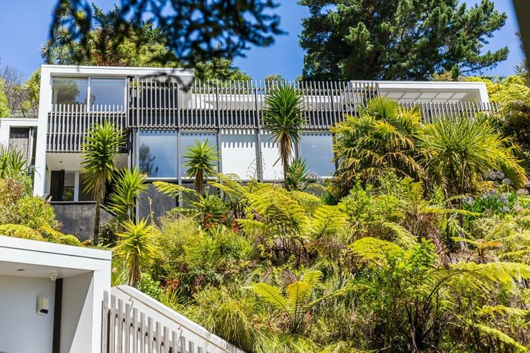Photo of property in 4 Francis Bell Grove, Lowry Bay, Lower Hutt, 5013