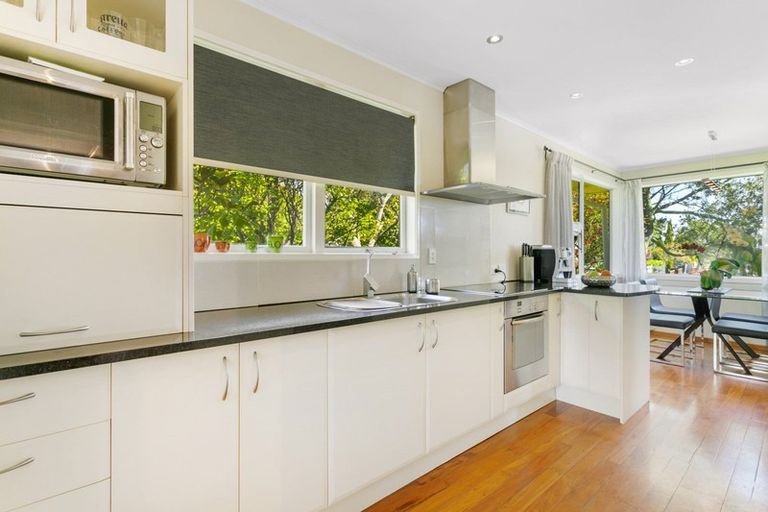 Photo of property in 11 Blakeborough Drive, Forrest Hill, Auckland, 0620