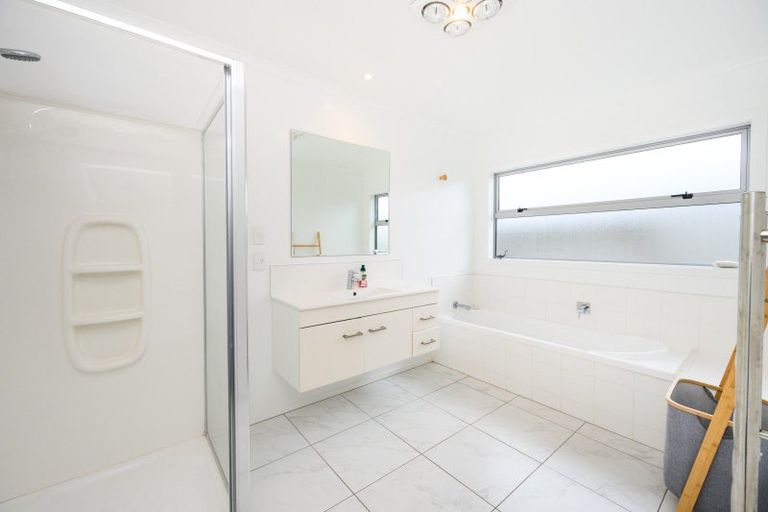 Photo of property in 17 Lorenzo Place, Kelvin Grove, Palmerston North, 4414