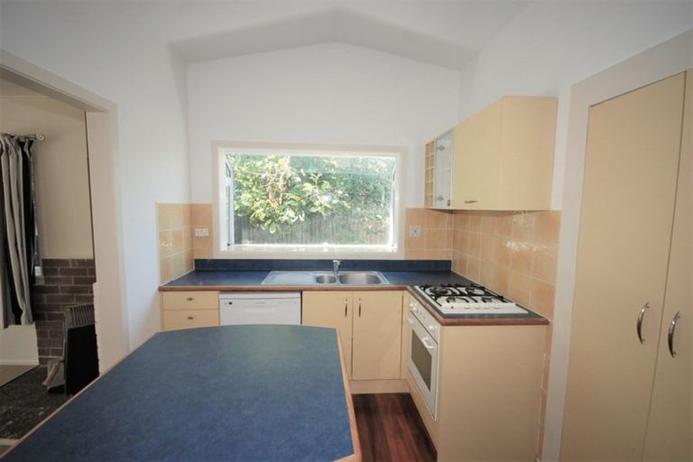 Photo of property in 1 Renata Crescent, Te Atatu Peninsula, Auckland, 0610