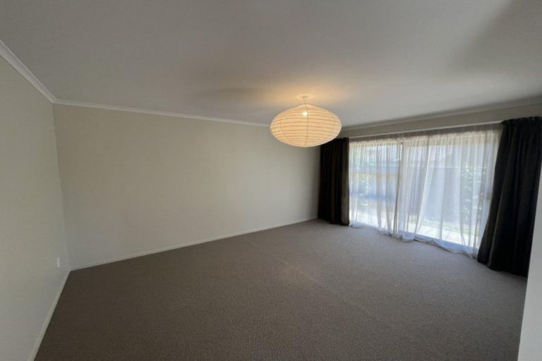 Photo of property in 15 Sequoia Grove, Merrilands, New Plymouth, 4312