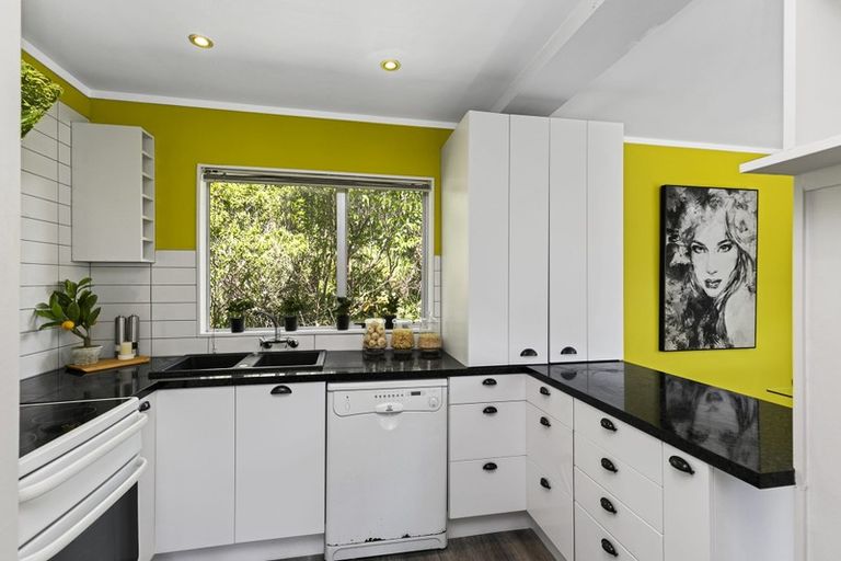 Photo of property in 16 Makatote Grove, Churton Park, Wellington, 6037