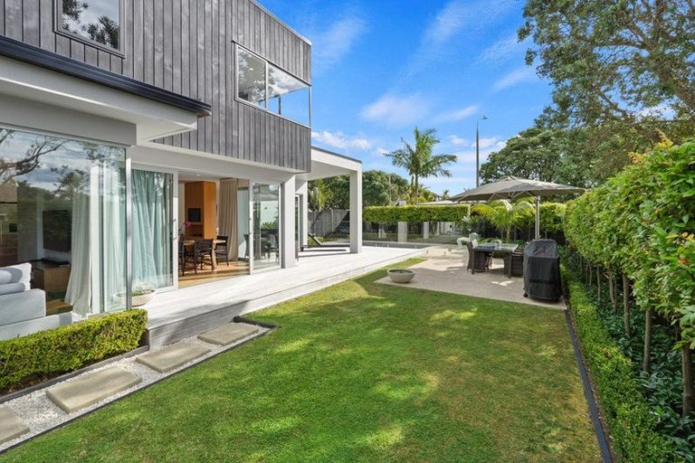 Photo of property in 52 Walton Street, Red Beach, 0932