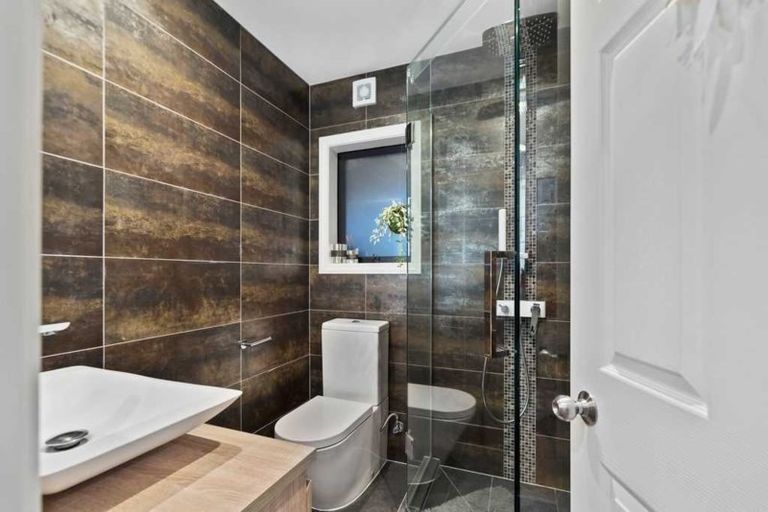 Photo of property in 1 Hugh Drive, Pinehill, Auckland, 0632