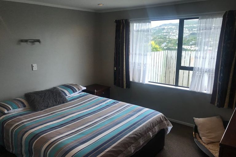 Photo of property in 22 Evesham Place, Newlands, Wellington, 6037