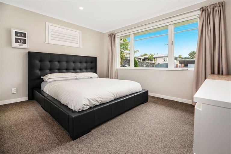 Photo of property in 7 Beazley Place, Glendene, Auckland, 0602