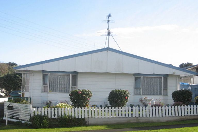 Photo of property in 2/18 Herekawe Drive, Spotswood, New Plymouth, 4310