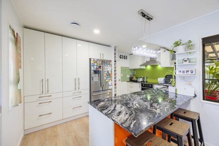 Photo of property in 21 Tyrico Close, Unsworth Heights, Auckland, 0632