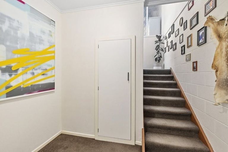 Photo of property in 2/10 Downing Street, Crofton Downs, Wellington, 6035