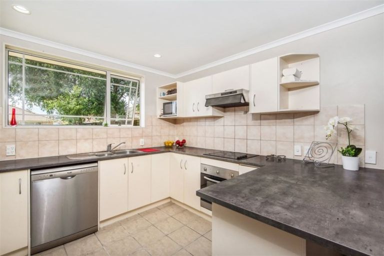 Photo of property in 75 Heathdale Crescent, Papakura, 2110