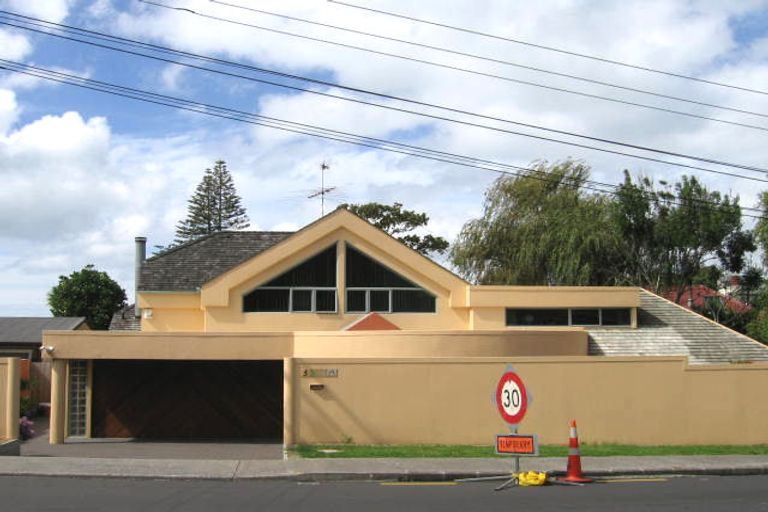 Photo of property in 2/301 Beach Road, Campbells Bay, Auckland, 0630