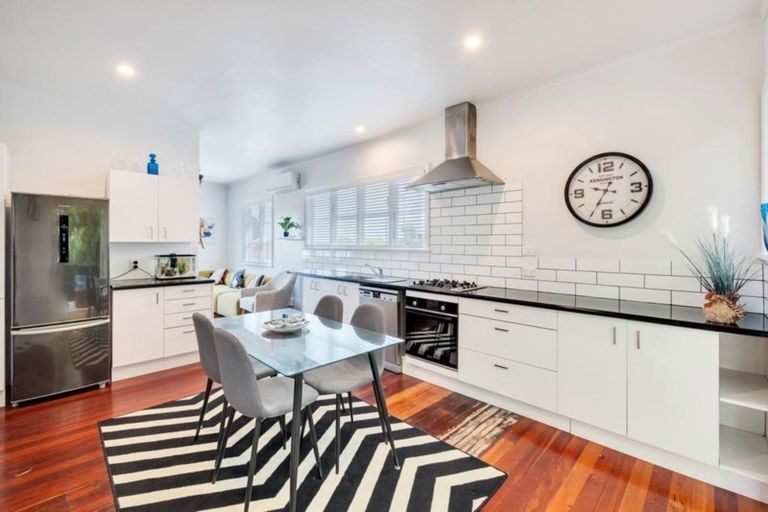 Photo of property in 19 Porter Crescent, Helensville, 0800