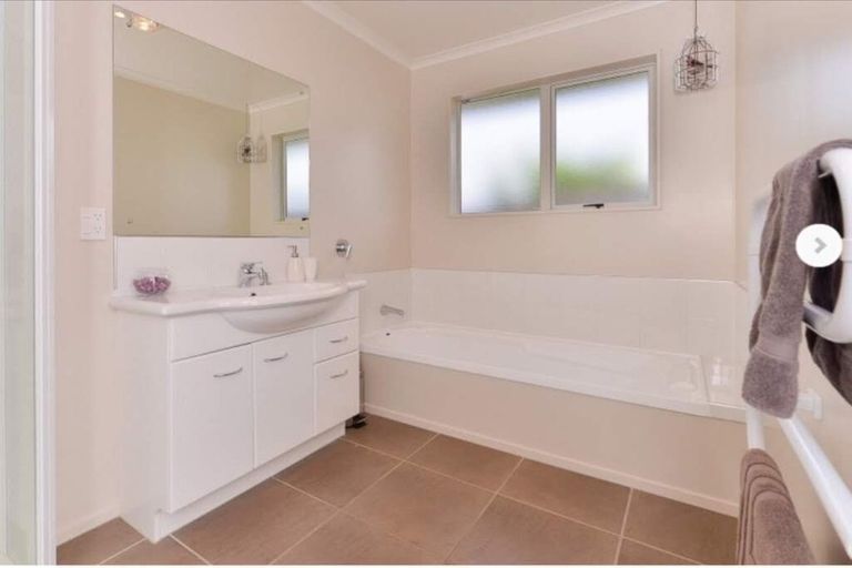 Photo of property in 31 Mcewen Crescent, Riverstone Terraces, Upper Hutt, 5018