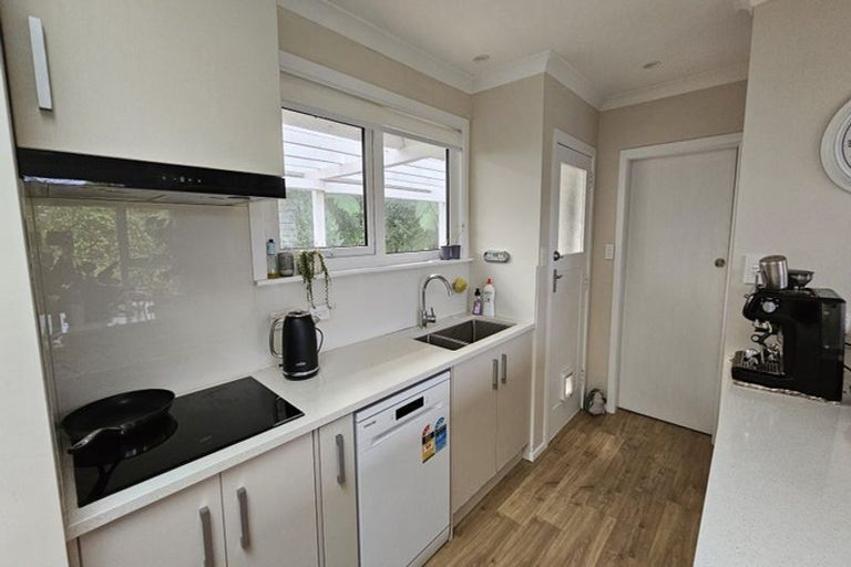 Photo of property in 28 Alwyn Place, Newlands, Wellington, 6037