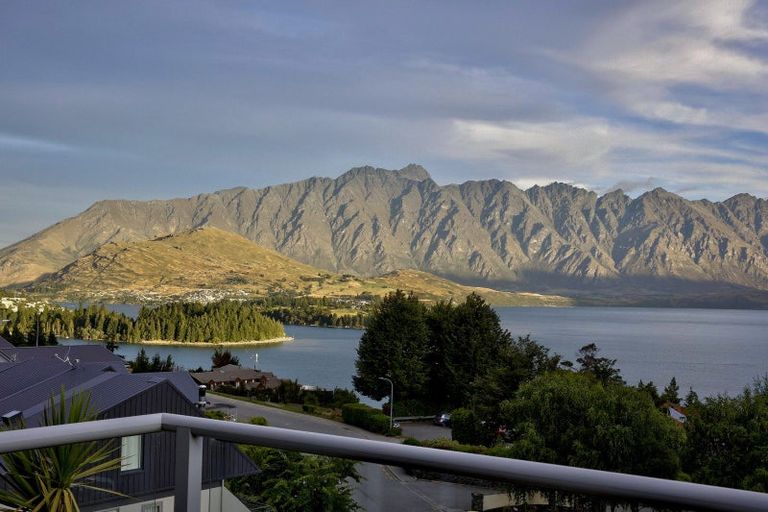 Photo of property in 12a Sainsbury Road, Fernhill, Queenstown, 9300