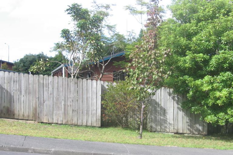 Photo of property in 83 Totaravale Drive, Totara Vale, Auckland, 0629