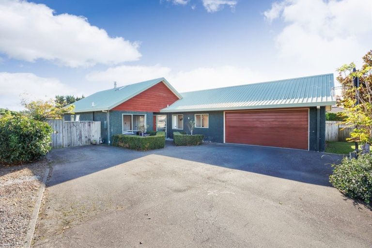 Photo of property in 5 Abby Road, Fitzherbert, Palmerston North, 4410