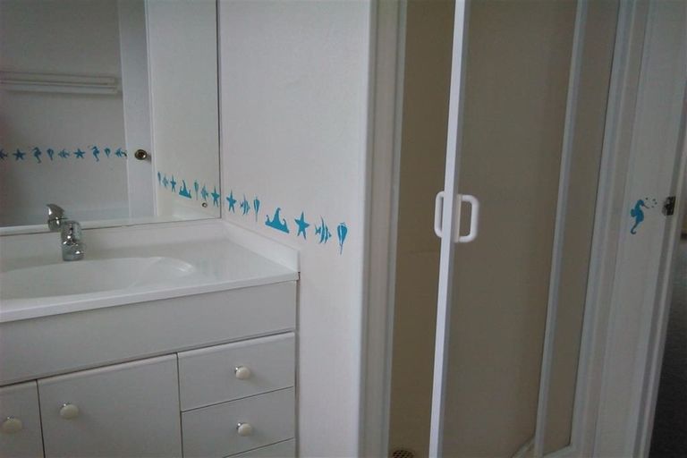 Photo of property in 2/2 Rook Place, Unsworth Heights, Auckland, 0632