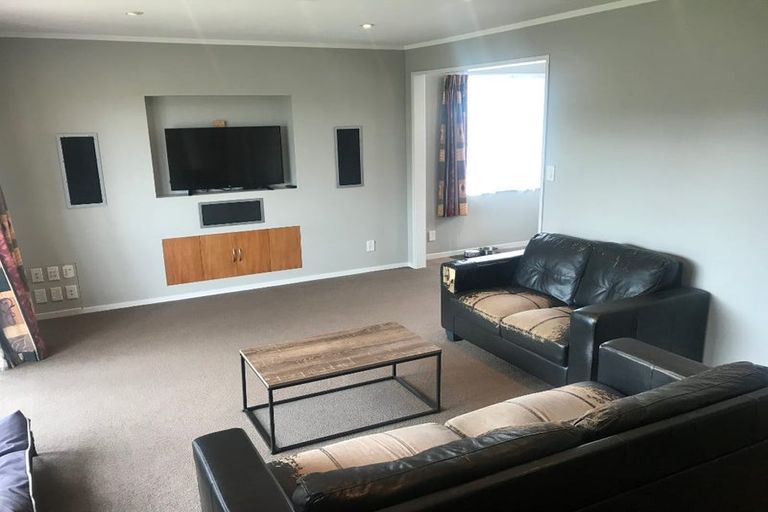 Photo of property in 22 Evesham Place, Newlands, Wellington, 6037