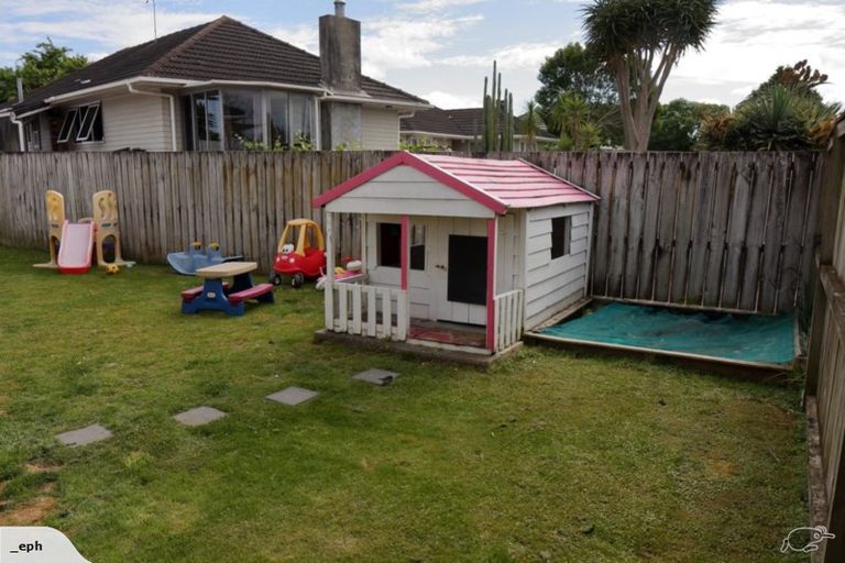 Photo of property in 8 Durham Street, Te Atatu Peninsula, Auckland, 0610