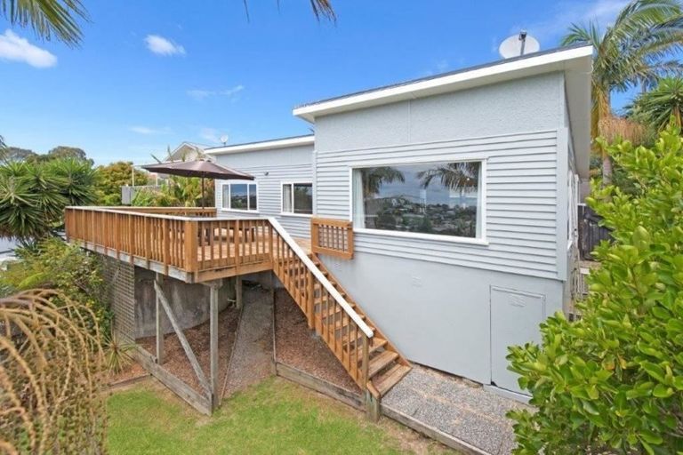 Photo of property in 5 Hiwi Crescent, Stanmore Bay, Whangaparaoa, 0932