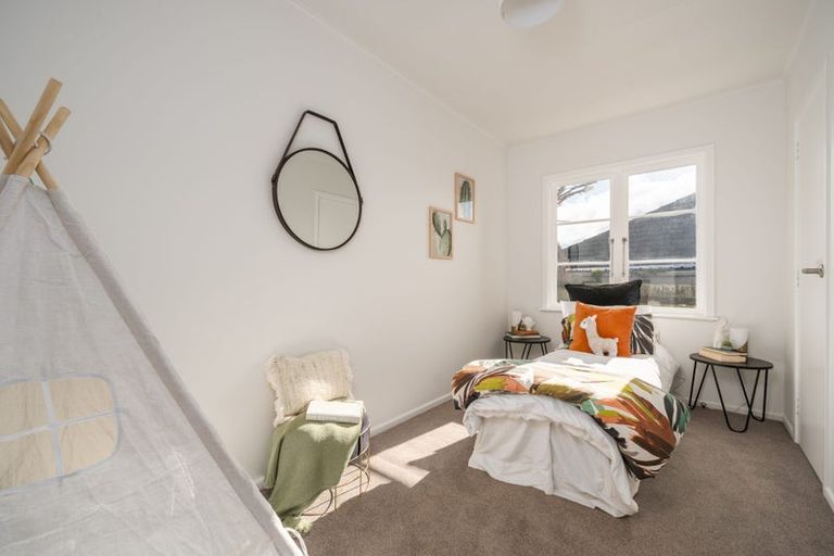 Photo of property in 10 Berkshire Grove, Cannons Creek, Porirua, 5024