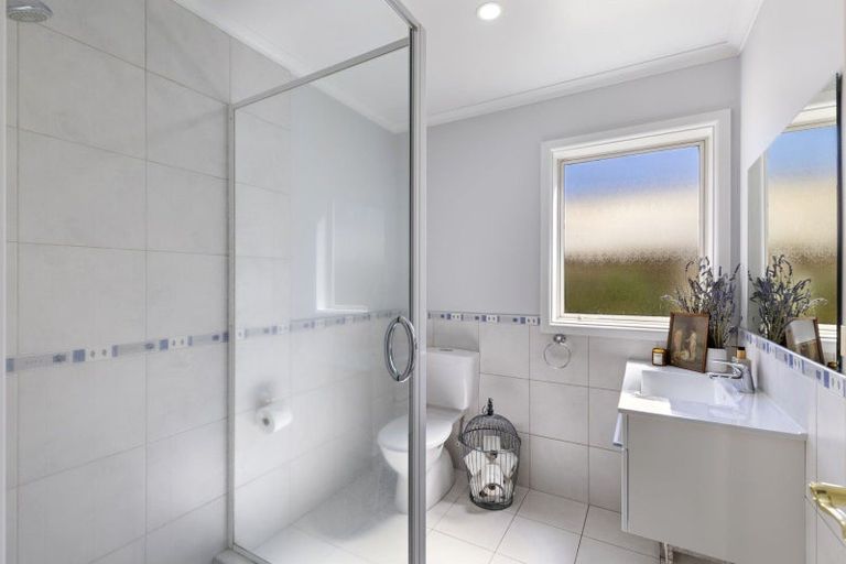 Photo of property in 33 Royal Oak Drive, Kelvin Grove, Palmerston North, 4414