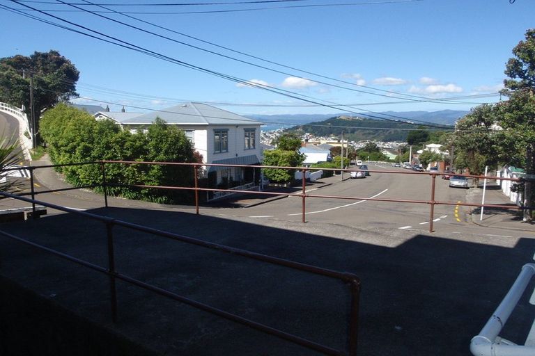 Photo of property in 2 Sugarloaf Road, Brooklyn, Wellington, 6021