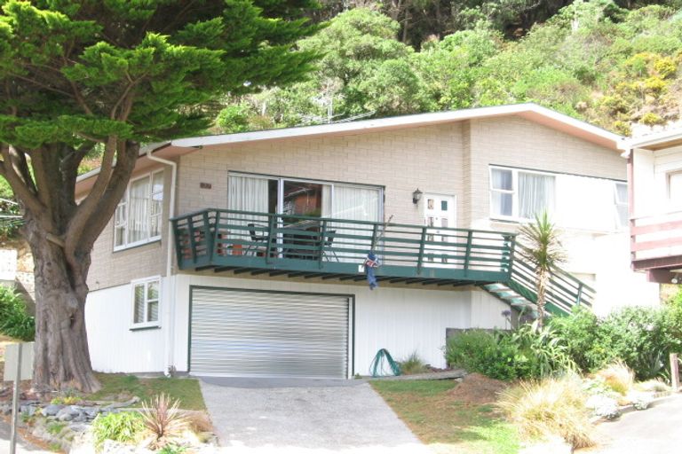 Photo of property in 27 Southern Cross Crescent, Island Bay, Wellington, 6023