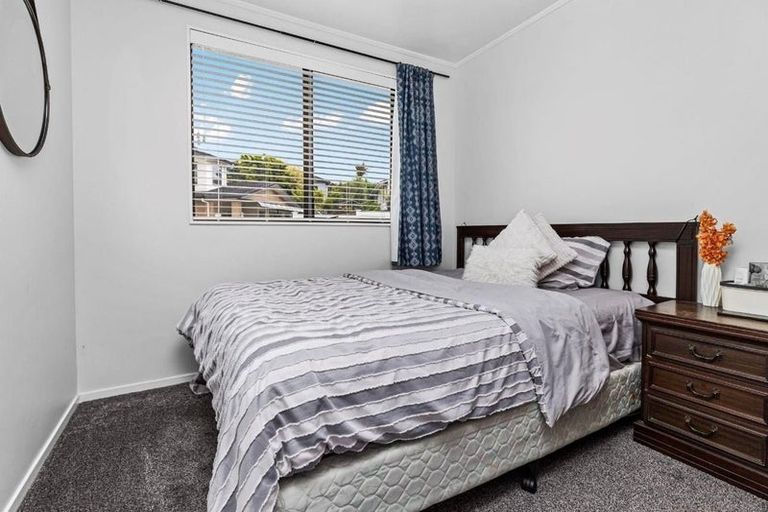 Photo of property in 8 Angeline Place, Massey, Auckland, 0614