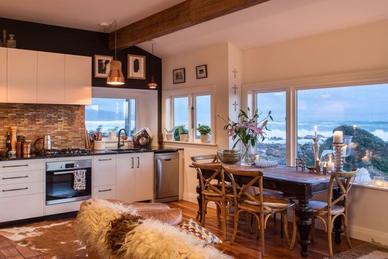 Photo of property in 168 The Esplanade, Island Bay, Wellington, 6023