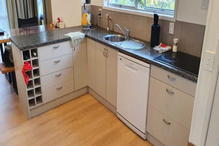 Photo of property in 16 Kemp Road, Massey, Auckland, 0614