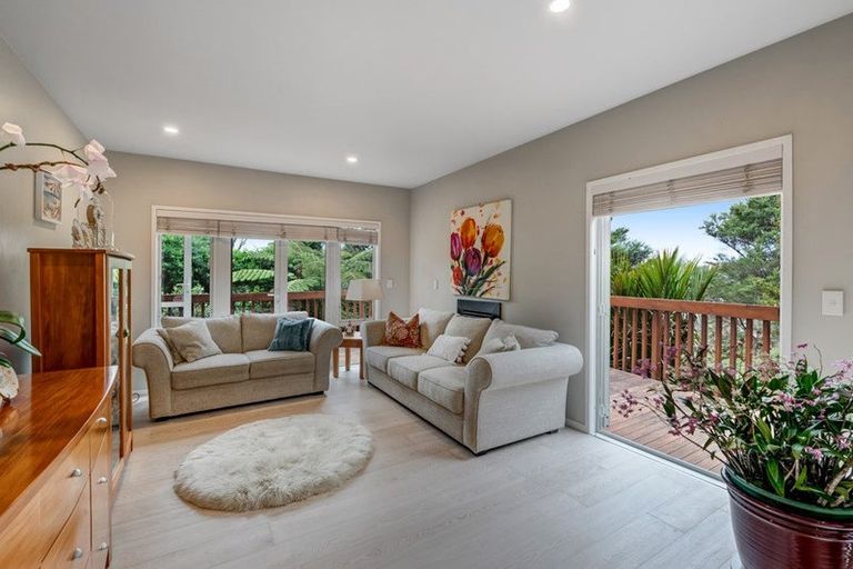 Photo of property in 15 Springwater Vale, Unsworth Heights, Auckland, 0632