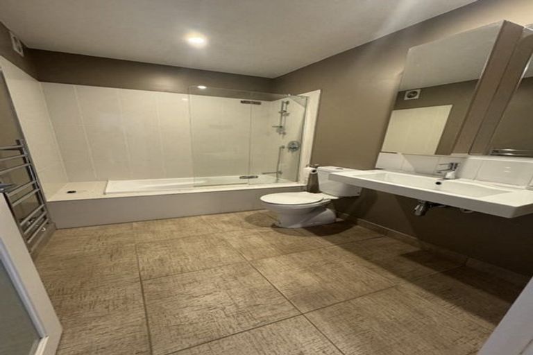 Photo of property in 22 Tiketike Way, Brooklyn, Wellington, 6021