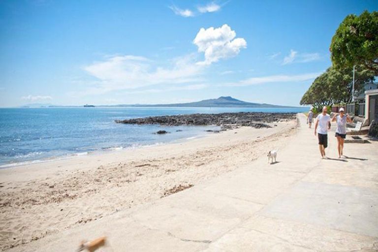Photo of property in 1/60 Milford Road, Milford, Auckland, 0620