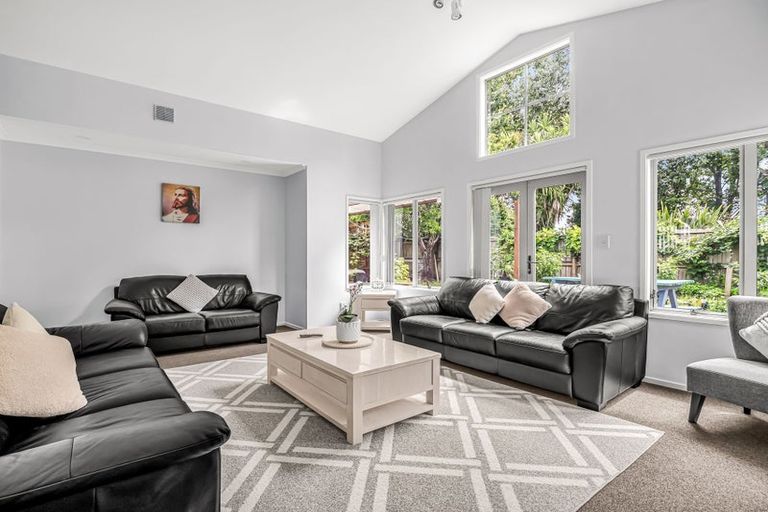 Photo of property in 92 Riverton Drive, Randwick Park, Auckland, 2105