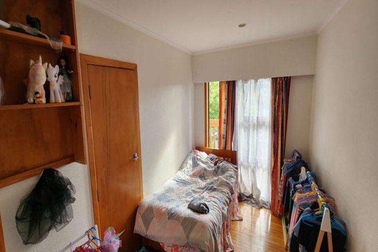 Photo of property in 15 Ellice Road, Totara Vale, Auckland, 0629