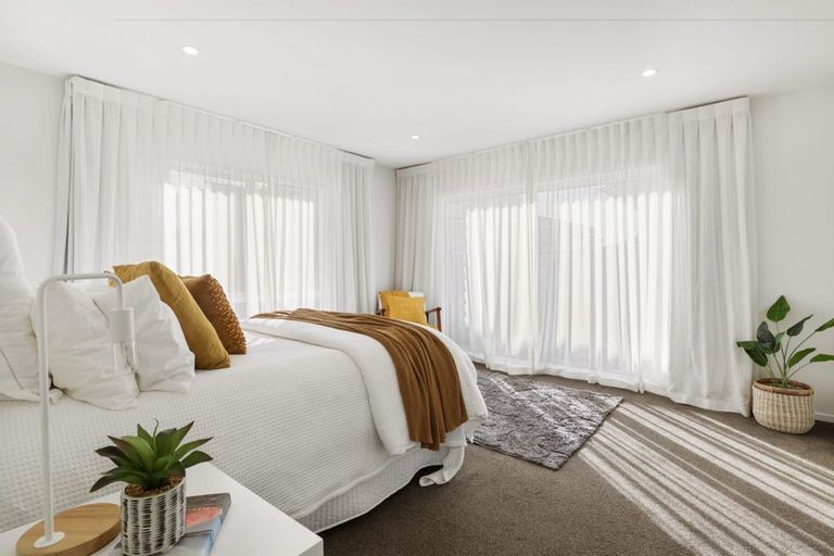 Photo of property in 12 Promontory Crescent, Newlands, Wellington, 6037